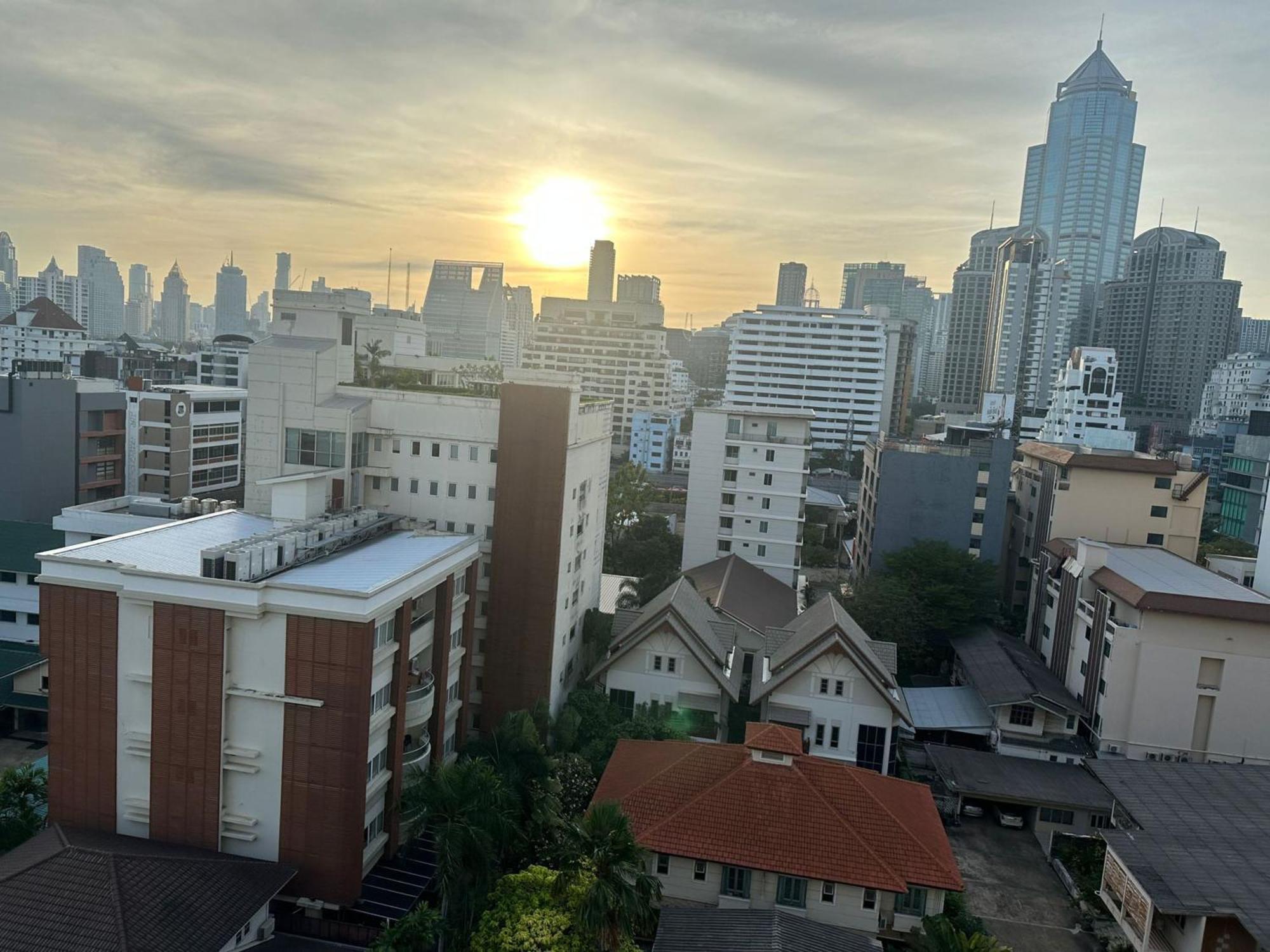 Omni Tower Nana Bangkok - Serviced Apartment On Sukhumvit Soi 4 Banguecoque Exterior foto