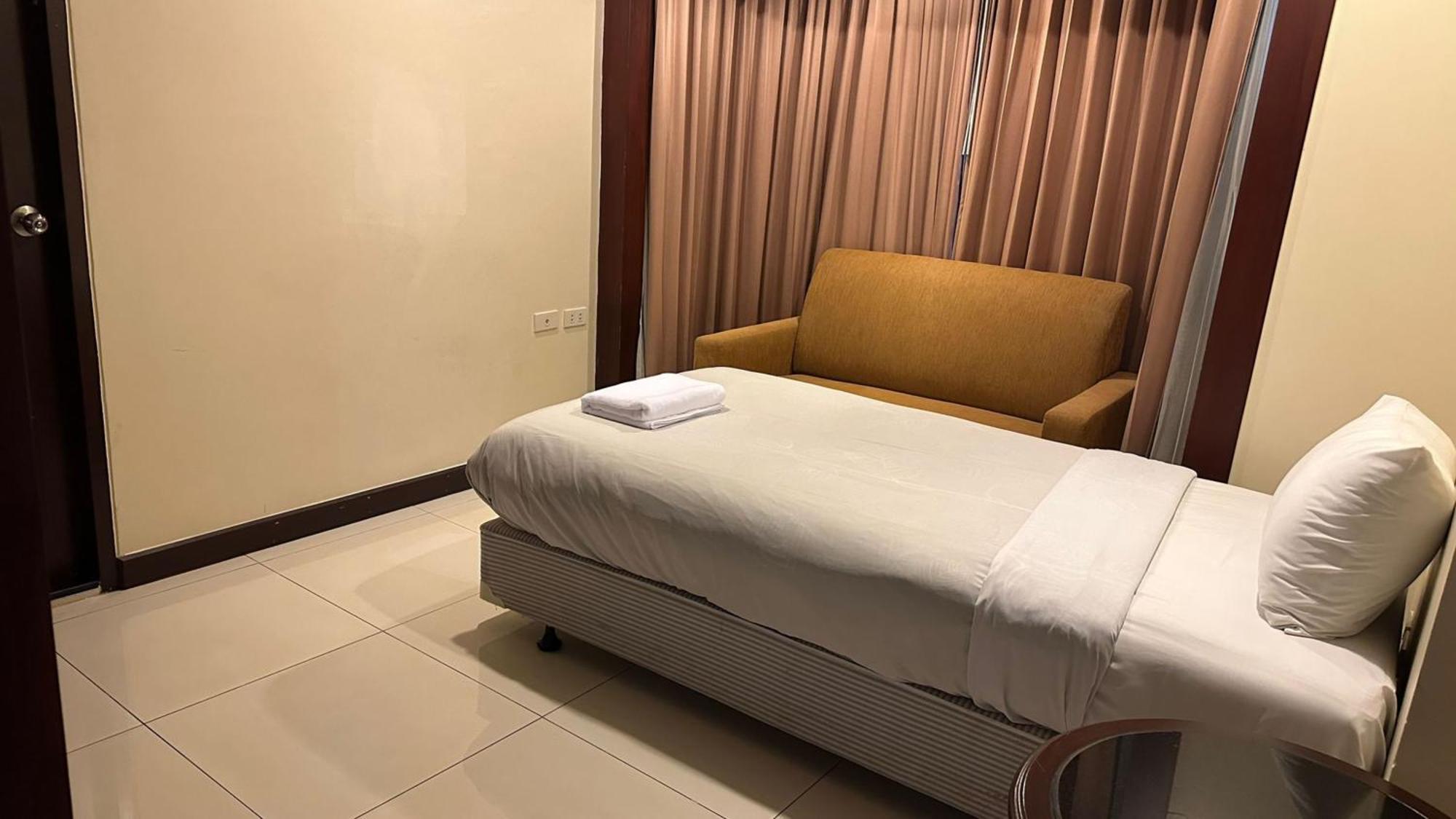 Omni Tower Nana Bangkok - Serviced Apartment On Sukhumvit Soi 4 Banguecoque Exterior foto
