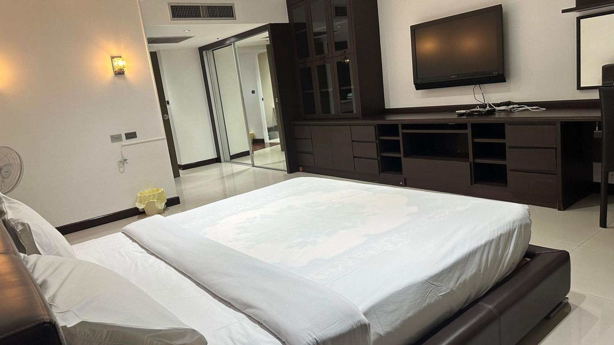 Omni Tower Nana Bangkok - Serviced Apartment On Sukhumvit Soi 4 Banguecoque Exterior foto