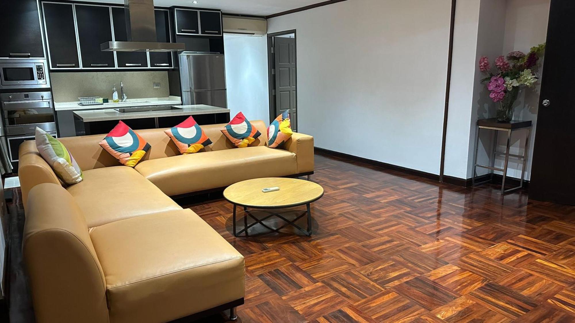 Omni Tower Nana Bangkok - Serviced Apartment On Sukhumvit Soi 4 Banguecoque Exterior foto