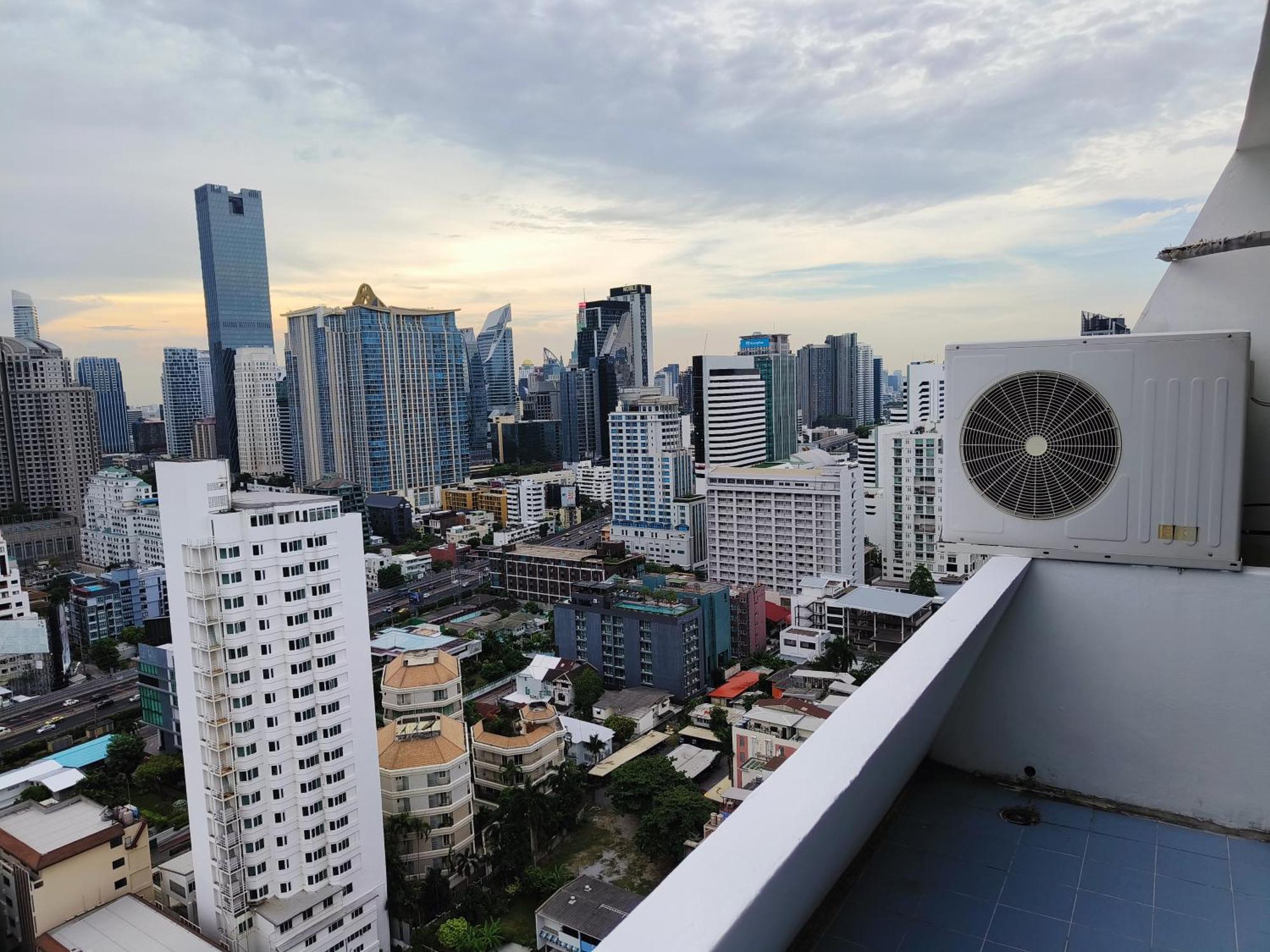 Omni Tower Sukhumvit Nana Direct Hotel Banguecoque Exterior foto