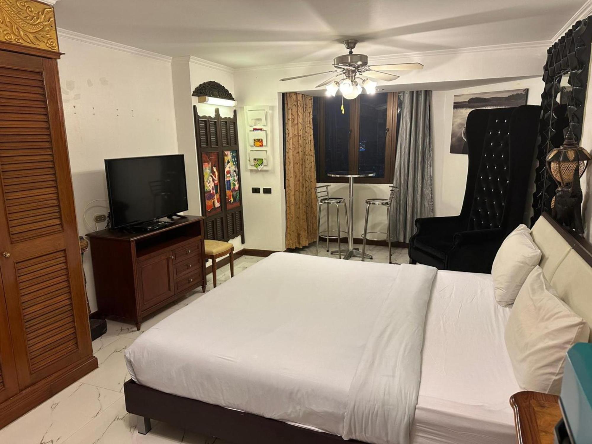 Omni Tower Nana Bangkok - Serviced Apartment On Sukhumvit Soi 4 Banguecoque Exterior foto
