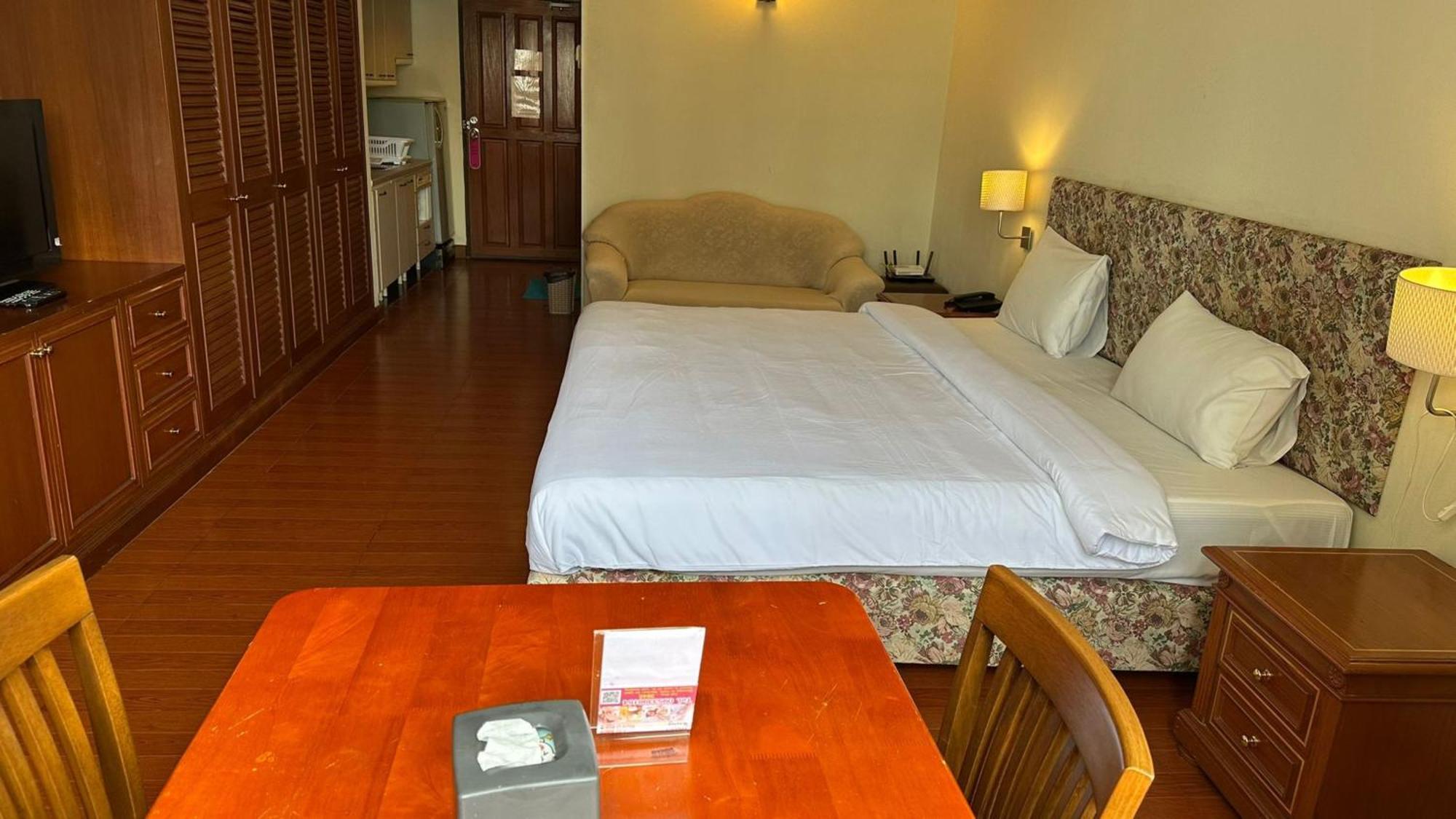 Omni Tower Nana Bangkok - Serviced Apartment On Sukhumvit Soi 4 Banguecoque Exterior foto