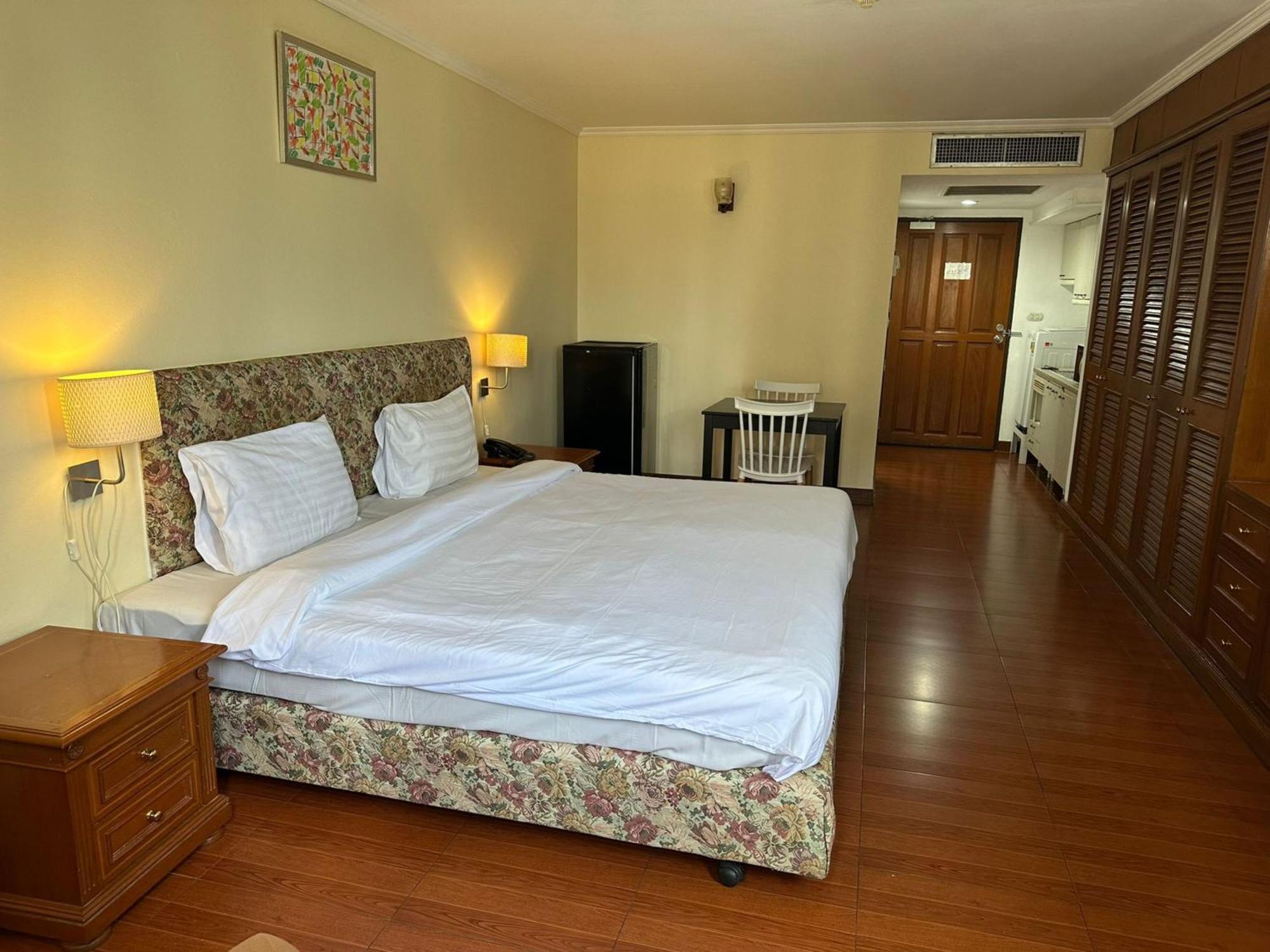 Omni Tower Nana Bangkok - Serviced Apartment On Sukhumvit Soi 4 Banguecoque Exterior foto