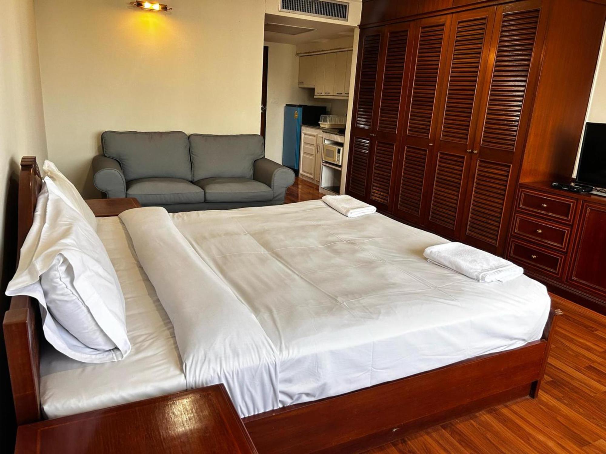 Omni Tower Nana Bangkok - Serviced Apartment On Sukhumvit Soi 4 Banguecoque Exterior foto